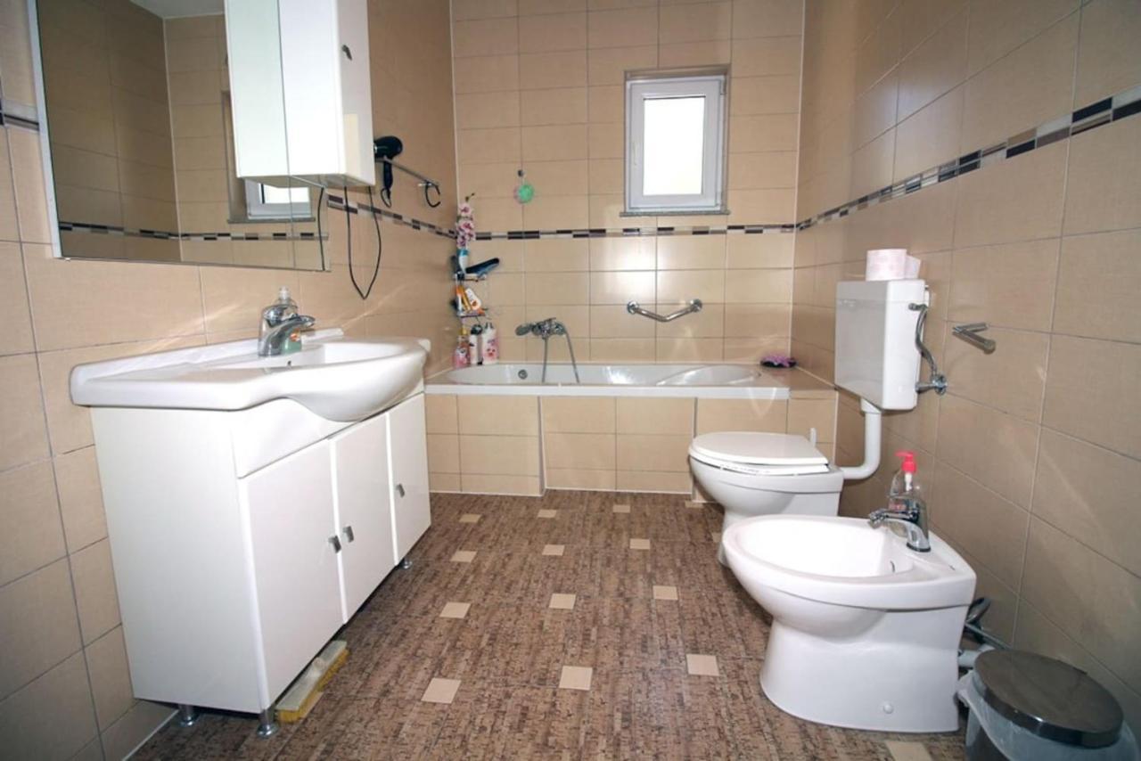 4 Bedroom Apartment In טיסנו מראה חיצוני תמונה