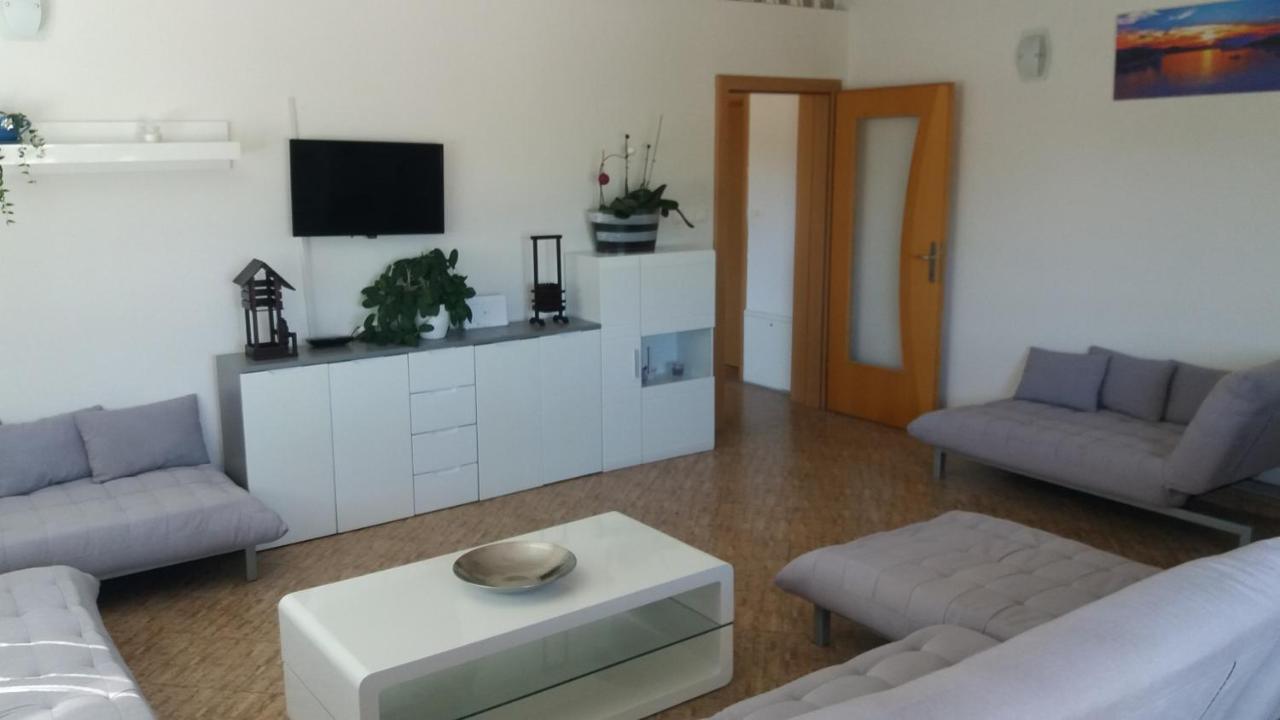 4 Bedroom Apartment In טיסנו מראה חיצוני תמונה