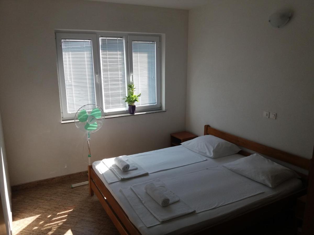 4 Bedroom Apartment In טיסנו מראה חיצוני תמונה